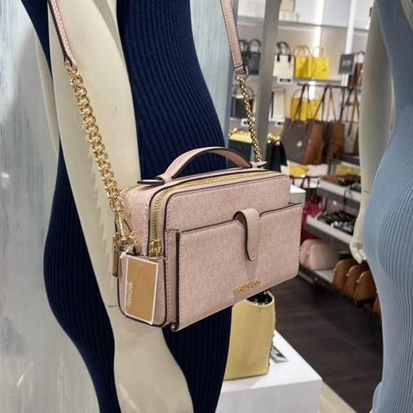 Michael Kors Women Medium Double Zip Phone Crossbody
Light Powder Blush … - Picture 2 of 16